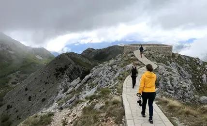 Vom eigentlichen Mausoleum von Petar II. aus sind es nur ein paar Schritte zur Aussichtsplattform, die einen Rundumblick über große Teile des Landes bietet.