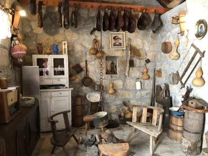 Verklärte Vergangenheit: Im Bergdorf Njegos ist ein Bauernhaus mit traditioneller Einrichtung zu sehen - samt Tito-Bildnis an der Wand.

