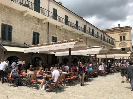 Der Waffenplatz ist der größte Platz in der Altstadt von Kotor.