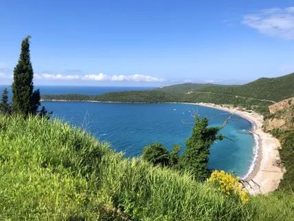 Westlich von Budva: Am Kiesstrand Jaz, der als einer der schönsten des Landes gilt, gibt es im Sommer auch Livemusik.
